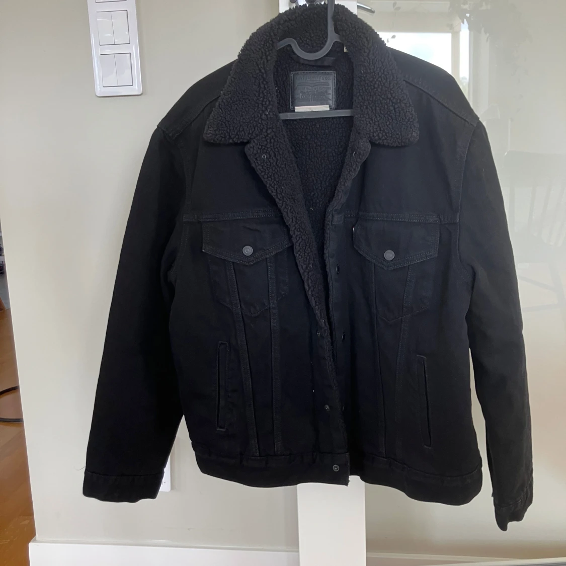 Svart sherpa-fodrad jeansjacka från Levi's