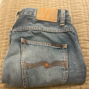 Nudie jeans  - Nudie jeans ljusblåa washed | Egengjorda diskreta slitningar, för mer karaktär | Straight fit | Passar bra på mig som är 182 | Lite äldre modell som är en blandning mellan slim och regular för perfekt passform | Feta till boots eller sneakers | Kanske jeansen jag fått mest komplimanger för! 