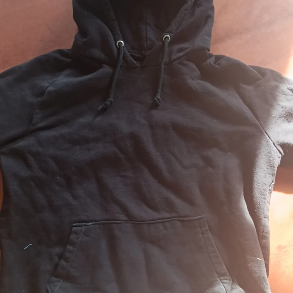 Svart hoodie med tryck - 1