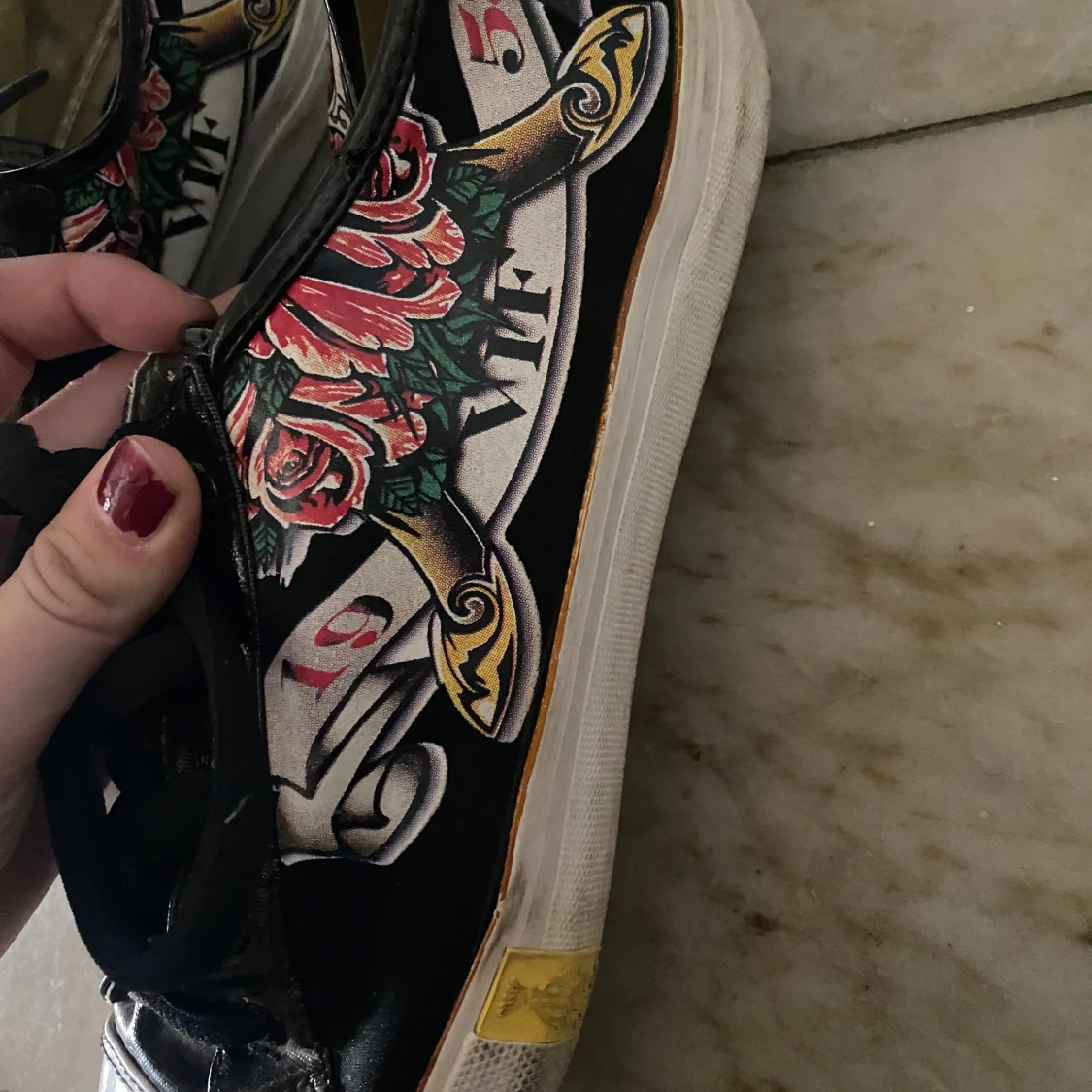 Svarta sneakers med mönster från Christian Audigier - 2