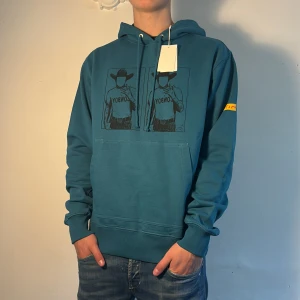 Helmut Lang hoodie (Helt ny) - Helt ny ljusblå Helmut lang hoodie | Storlek M passar även L | Skick 10/10 Helt ny | Retail  2999 | Tveka ej vid frågor eller funderingar