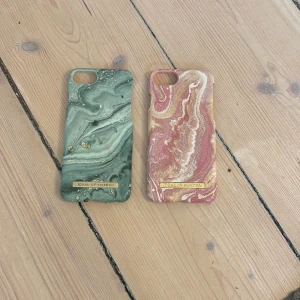Mobilskal , ideal of sweden  - 2 mobil skal från ideal of sweden i bra skick! Det gröna skalet är dock lite trasigt i ena hörnet💗 Dem är till IPhone 8💗 Säljs för 50kr tillsammans och 30kr styck💗 Använd inte köp nu, kontakta mig först!💗