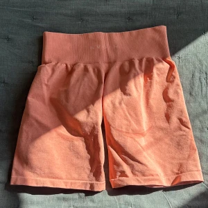 träningsshorts🧡💕 - persikofärgade shorts från NVGTN. Sitter skit snyggt! Använt dom en gång men gillar inte färgen så mycket💕sitter runt M / S