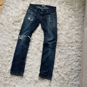 Jeans ifrån Acne Jeans - Tjena, nu säljer jag ett par otroligt snygga jeans ifrån Acne jeans. Jeansen har sjukt snygga slitningar och lagningar vilket gör dom riktigt snygga och unika. Jeansen är i storleken w30 l32 och i modellen slimfit. Om du har några frågor eller funderingar är det bara att höra av sig! :)