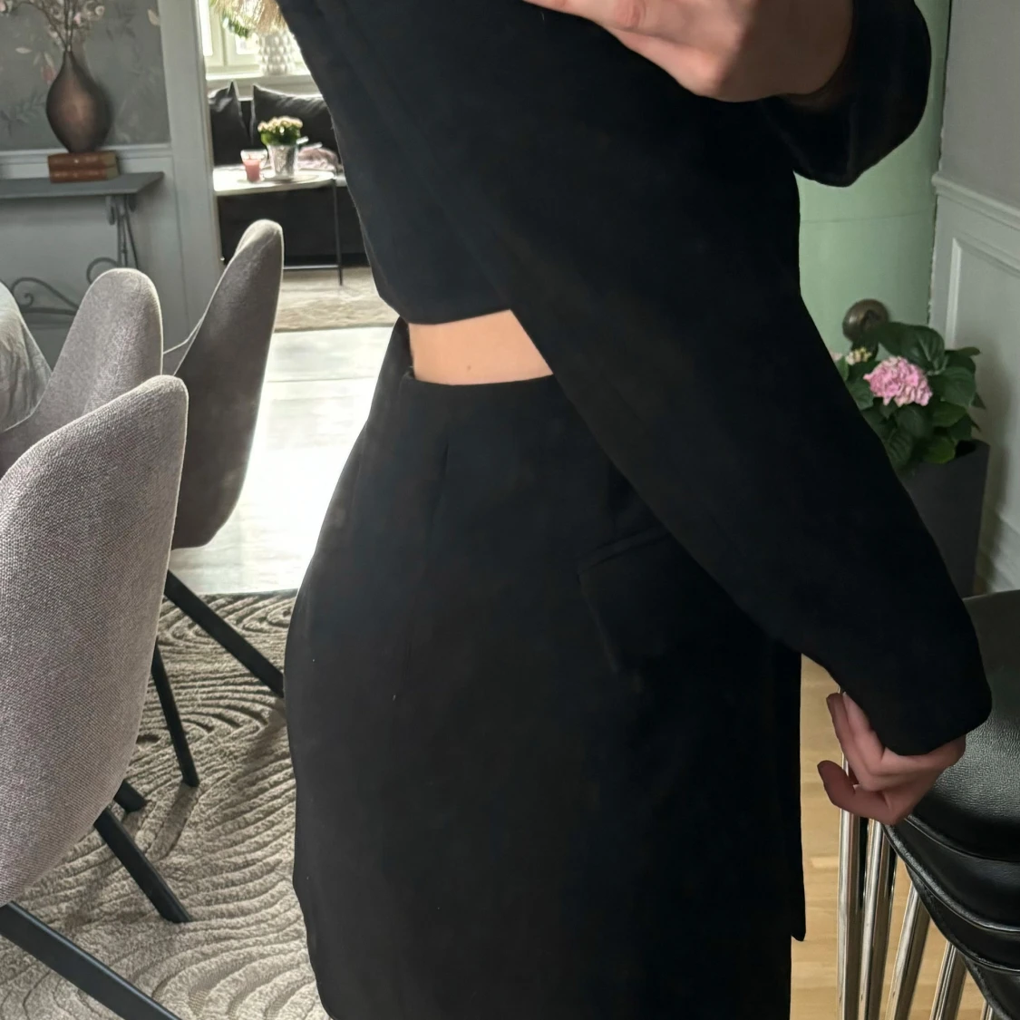 Svart kavajklänning med cut out-detalj - 1