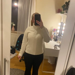 Stickad polo - Vit stickad politröja från hm.