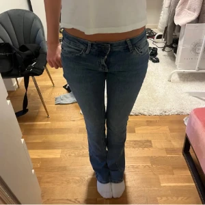 lågmidjade bootcut jeans - Aldrig använda. köpta begagnade för 400 säljer för 200