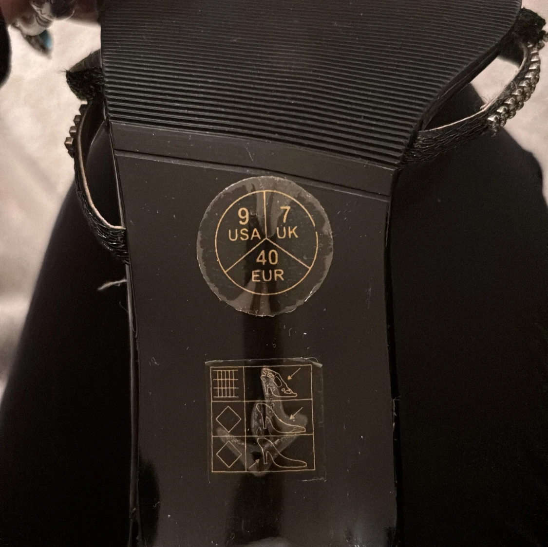 Svarta sandaler med dekoration från Unze London - 4