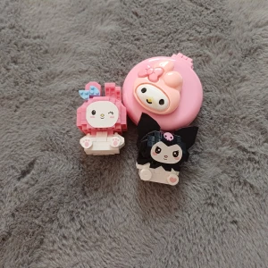 Sanrio - Två lego figurer, my melody och kuromi samt en portabel my melody hårborste 