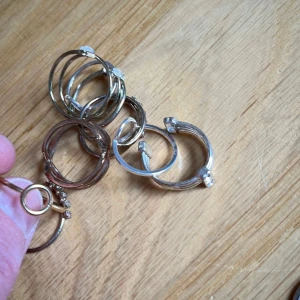 Samling av ringar  - En samling av stilrena ringar i olika designer. Vissa ringar har små dekorativa detaljer som pärlor och knutar. Perfekt för att mixa och matcha för en personlig stil. Inget äkta utan bijouterier 