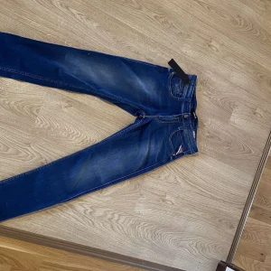 Blå jeansbyxor - Helt nya Replay jeans Anbass slim fit 👖 mörk blå i storleken 30/32, byxorna är också slimfit. Skicket är i nytt skick då produkten är ny och tagsen följer även med. Retail ligger runt 1200kr. Varan har inte ett något tecken på användning. Priset kan diskuteras. Hör av er vid minsta lilla funderingar.  