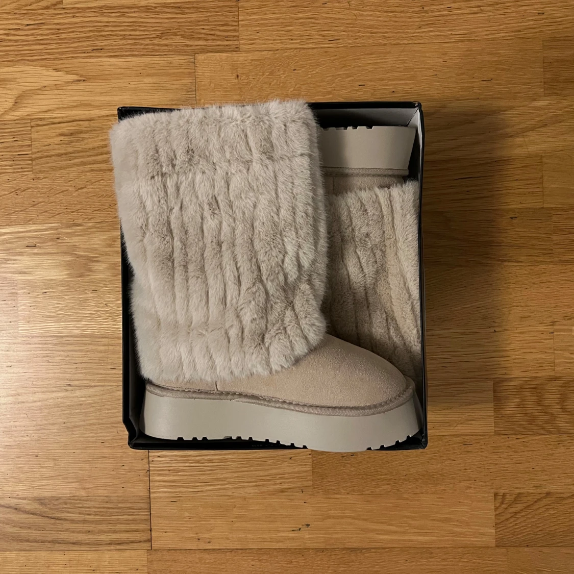 Beige pälsboots
