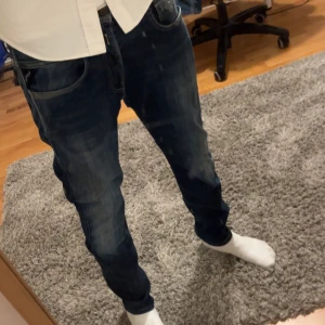 mörkblå jeans från Replay - Snygga blå jeans från Replay, modell Anbass. De har en klassisk femficksdesign och en bekväm passform. Perfekta för en avslappnad stil med en touch av elegans. W 31 L 30