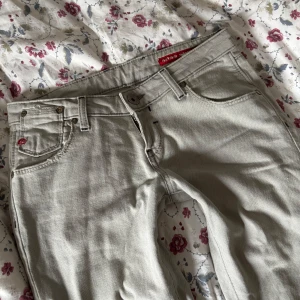 Grå jeans från Miss Sixty - Snygga grå jeans från Miss Sixty med klassisk femficksdesign och knappgylf. De har en rak passform och kan upplevas tajta ner till, midjemåttet rakt över är 36 cm och inner bens längden är 78 cm. Säljer för dom är för små.Pris går att diskuteras💕