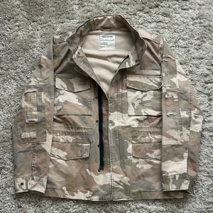 Zadig & Voltaire Overshirt - Hej, säljer nu min extremt fina overshirt från märket Zadig & Voltaire till ett oslagbart pris! Bedömd skick 8/10. Skriv vid funderingar!