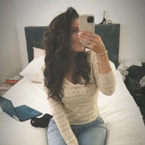 Beige spetsblus med v-ringning - Säljer en elegant beige spetsblus med v-ringning och långa ärmar. Perfekt för en stilren look. Blusen har ett vackert spetsmönster som ger en romantisk touch.