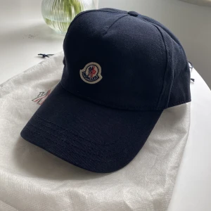 Moncler keps - Sparsamt använd och fräsch keps till sommaren!