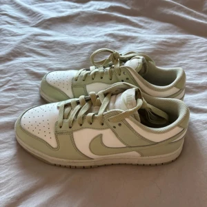 Nike Dunk i vit och olivgrön - Nike dunks som endast är testade, aldrig används utomhus, säljer pga att de ej kommer till användning 