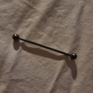 Industrial Piercing titan  - Industrial stav, 42 MM. Gauge 1,6. I nickelfritt,  allergivänligt titan.