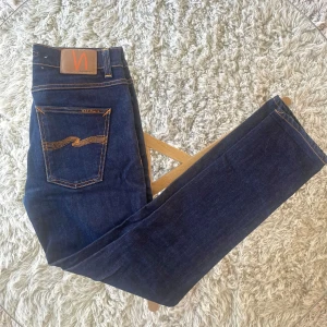 Nudie Jeans *Helt Nya* - Säljer ett par riktigt snygga jeans från Nudie jeans i modellen lean dean, perfekt till våren🍃 | Skick: 9,5/10 Storlek: 31/32| Mått, Midjan: 39cm | Längd från skrevet: 72cm | Hela längden: 102cm | Nypris: 1799kr Mitt pris: 499kr | Tveka inte på att ställa frågor!💯