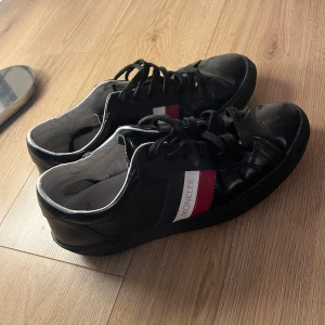 Moncler skor - Sköna stilrena moncler skor. Avgör skicket via bilderna men jag skulle säga 6/10 några stygn som lossnat men inget som syns vid användning . Inget og finns tyvärr:( vid frågor eller funderingar släng iväg en fråga😊