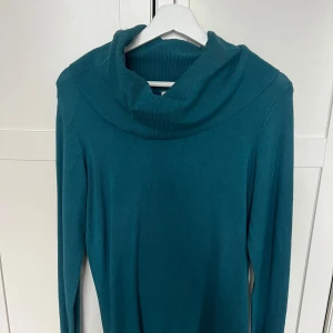 polotröja - Snygg petrolblå polotröja med långa ärmar och en mysig bred krage. 💗