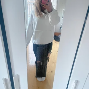Svarta jeans med slitningar från MNG - Säljer ett par svarta jeans från MNG med coola slitningar på benen. Jeansen har en modern och trendig look, perfekt för en avslappnad stil. De är i en klassisk svart färg och har en bekväm passform. står m men sitter väldigt tajt så ja skulle säga xs