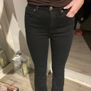 Svarta jeansbyxor Peachy Flare - Snygga svarta jeansbyxor från Peachy Flare med hög midja. För petite brudar, dom va långa men sydde upp dom. Bootcut 