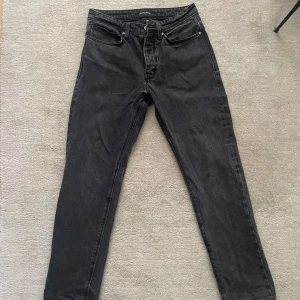Abrand Jeans Svarta/grå jeans  - Svarta/gråa jeans från Abrand Jeans med riktigt snygg fade samt skön slitnings design. De har en knappgylf och är perfekta för en stilren look. Passar in perfekt i din jeans rotation 