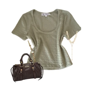 Croppad kortärmad topp - Super söt croppad topp med urring, använd få gånger men i mycket fint skick. Köpt från Carlings för 299 ungefär💛Färgen kan se annorlunda ut! 