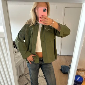 Jeans jacka - Cool jeanskacka med detaljer! Knappar som saknas🥹💗