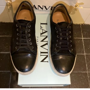 Svarta Lanvin - Säljer nu mina galet feta svart/mörkbruna Lanvins. Dessa är perfekta inför våren.  De är använda nu under hösten och har därför några defekter som är lite slitningar vid hälen. Förutom det så är de helt perfekta. Skorna är k storlek 42 men passar 43-44. De är stora i storlekarna. Man får med allt OG. ( Kan tvätta upp skorna innan de skickas) obs endast vid bra pris och enkel affär!