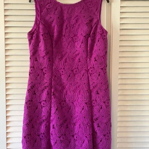 Spetsklänning från Red Chilli - Snygg spetsklänning från Red Chilli med ett vackert mönster och dragkedja i ryggen. Klänningen är ärmlös och perfekt för festliga tillfällen. Den har en elegant passform som framhäver figuren.