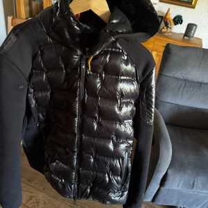 Para Jumper Gyles XXL - Hej! har en jacka som jag köpte i höstas men kom aldrig riktigt till användning. Jackan är använd ca 2 gånger, Där är inga skavanker på den och är i nyskick, PRISET GÅR ATT DISKUTERA 