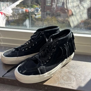 Vans Old Skool - Mockasin Vans, äldre modell som inte längre går att få händerna på. Skorna är i bra skick bortsett från att materialet på insidan har börjat släppa. Annars är skorna i toppskick! Tveka inte på att höra av dig för fler frågor eller liknande 