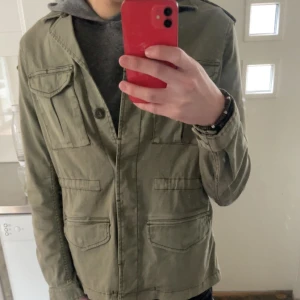 Replay Jacka - Hej, säljer nu en skit snygg olivgrön jacka ifrån Replay! | Den är i nyskick och otroligt snygg! | Passar allt! | Storlek S, passar även M! | Finns snören inuti också så man kan justera hur tajt den ska sitta. | Nypris på 2000, hör av er vid frågor!🌟
