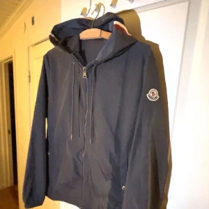 Mörkgrå vindjacka från Moncler - Mörkgrå vindjacka från märket moncler, Perfekt nu inför våren/sommarn. Nytt skick, använd 2 gånger.