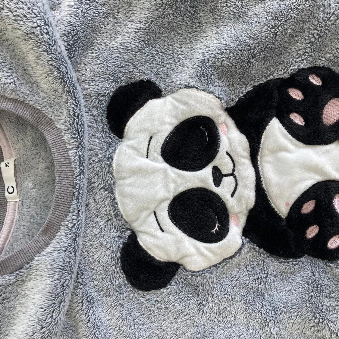 Grå mjukis tröja med panda - 3