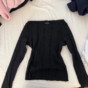 Topp - Super snygg topp från monki men snygg detalj på fram och baksida 