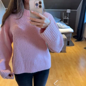 Rosa stickad tröja - Mysig rosa stickad tröja med långa ärmar och ribbade muddar från Gina. Skriv vid frågor ❤️