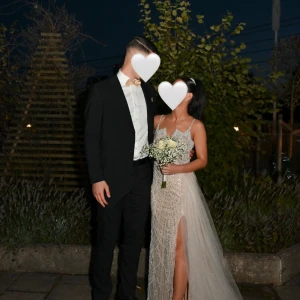 Glittrig klänning med slits - Elegant klänning i glittrigt material med en djup v-ringning och hög slits. Perfekt för en festlig kväll. Storlek 32/34. Pris kan diskuteras🤍