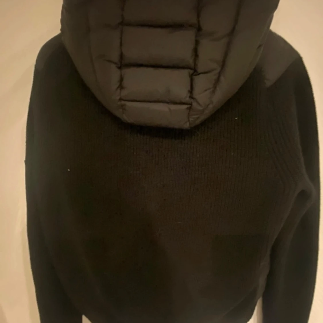 Svart dunjacka med huva - 1