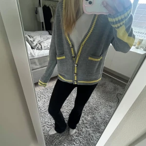 Grå kofta från Zara med gula detaljer - Säljer nu min grå kofta från Zara. Aldrig använd!