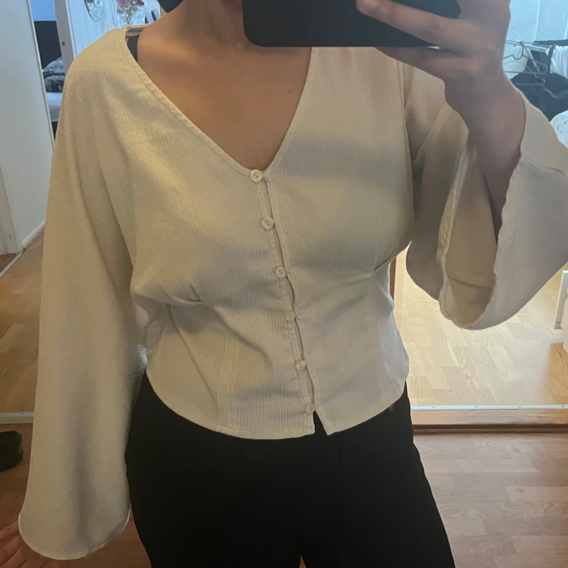 Vit blus med knappar - 2