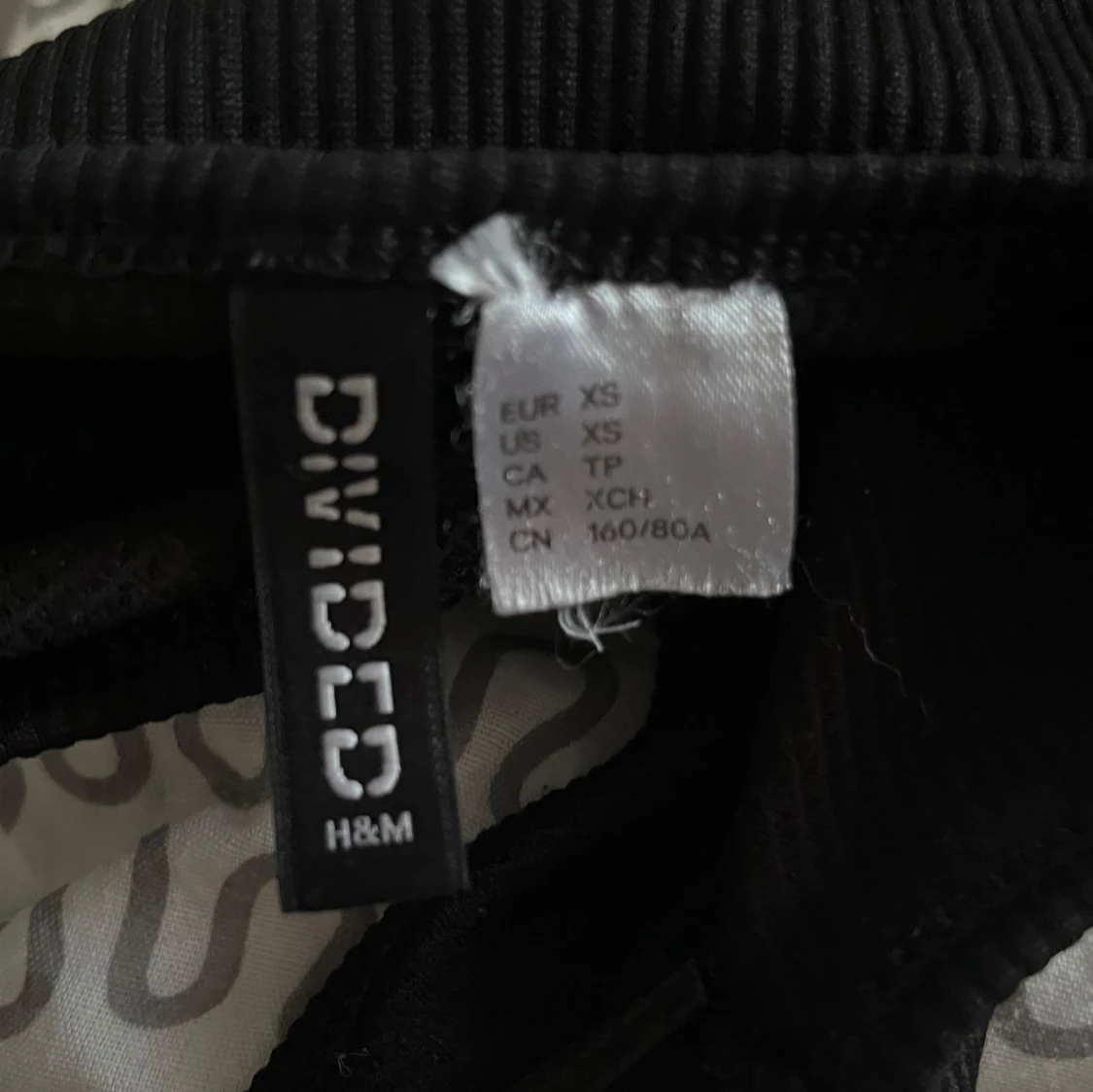 Svart ribbad linnetopp från H&M Divided - 1