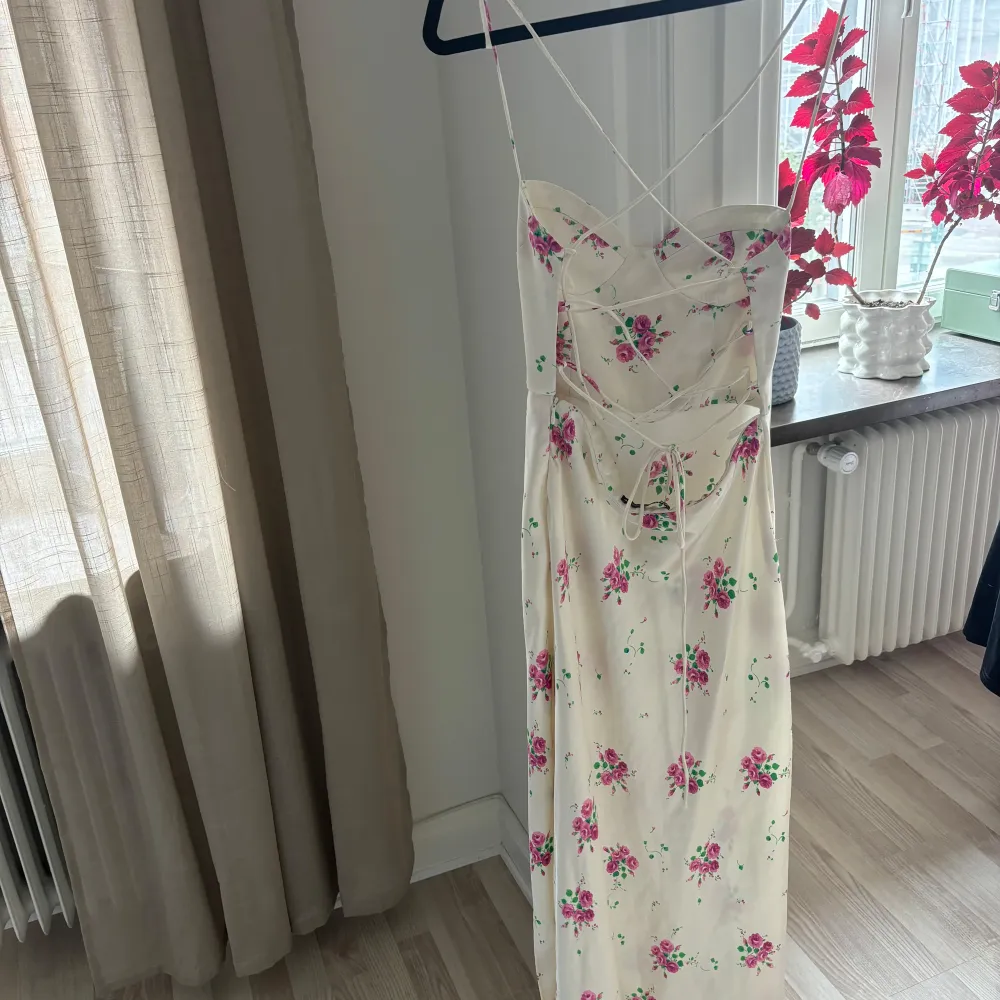 Elegant långklänning i ljus färg med vackert blommönster i rosa och grönt från Zara. Perfekt till midsommar! . Mekot.