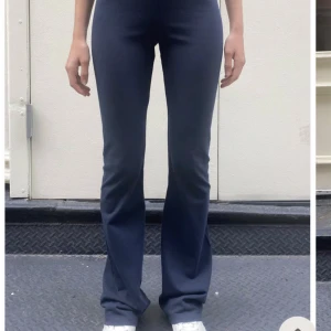Yoga pants - Säljer mina jätte fina Yoga pants från brandy Melville (Priscilla pants) i mörkblå som är slutsåld. Köptes för 24$ så typ 312kr. Har klippt ca 10cm så innebebslängden är 75cm!⭐️