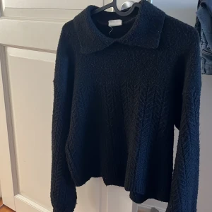 Stickad tröja - Med krage och fint tyg. Knappt använd! Pris diskuterbart ❤️