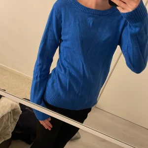 Blå tröja från Vila - Säljer en snygg blå tröja från Vila. Tröjan har en rund halsringning och långa ärmar, perfekt för kyligare dagar. Den är tillverkad i ett mjukt material som känns skönt mot huden. Passar bra till både jeans och kjol. Den är knappt använd. 💙