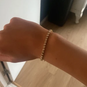 Guldarmband med stenar - Elegant guldarmband med glittriga stenar, väldigt snygg! bra skick, postar efter köp! 💕